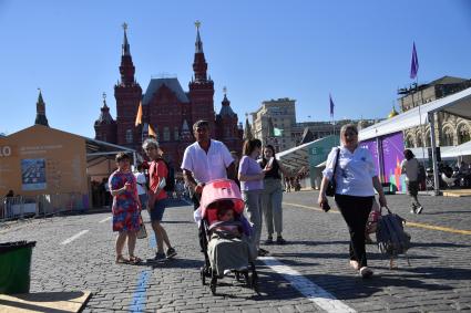 Москва. Посетители книжного фестиваля Красная площадь.