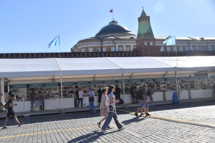 Москва. Посетители книжного фестиваля Красная площадь.