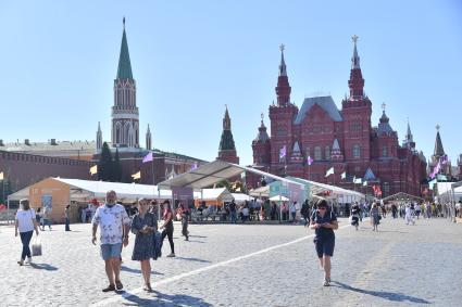 Москва. Посетители книжного фестиваля Красная площадь.