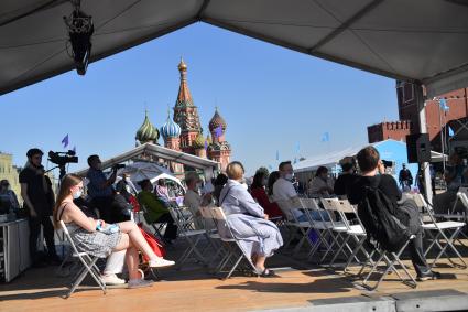 Москва. Посетители фестиваля Красная площадь.