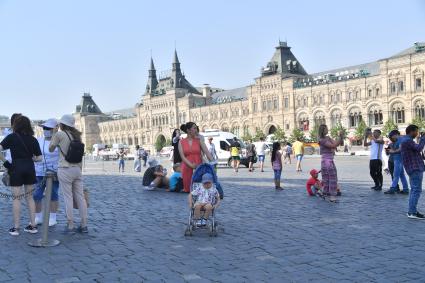 Москва. Прохожие на Красной площади.