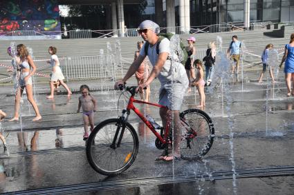 Москва. Горожане у фонтанов в парке Музеон.