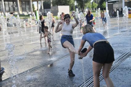 Москва. Девушки у фонтанов в парке Музеон.