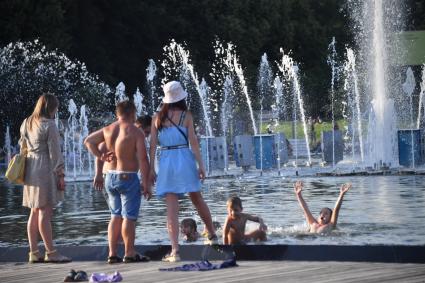 Москва. Дети у фонтанов в парке Горького.