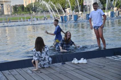 Москва. Дети у фонтанов в паркеГорького.