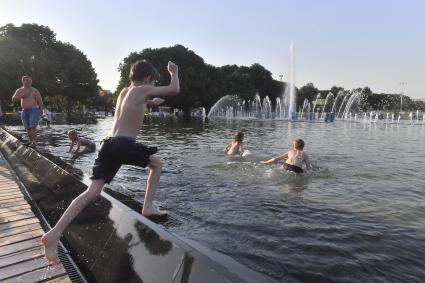 Москва. Дети у фонтанов в паркеГорького.