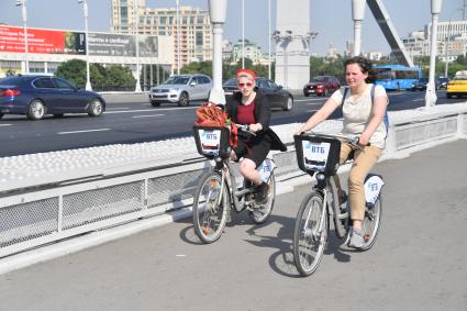 Москва. Девушки на велосипедах на Крымском мосту.