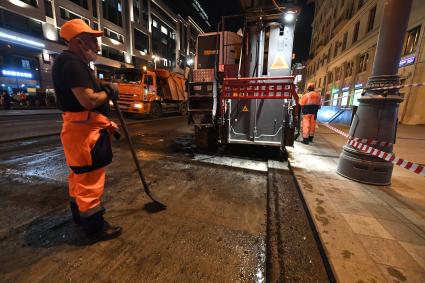 Москва. Работы по замене асфальта на Тверской улице.