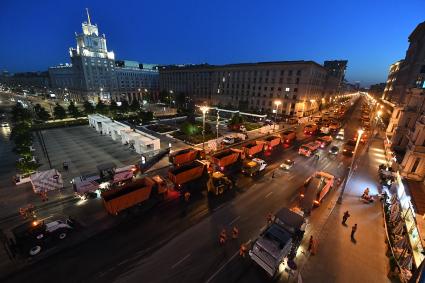 Москва. Работы по замене асфальта на Тверской улице.