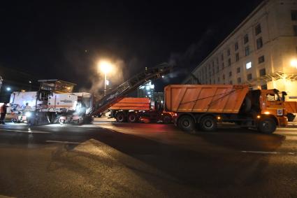 Москва. Работы по замене асфальта на Тверской улице.