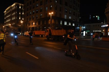 Москва. Работы по замене асфальта на Тверской улице.