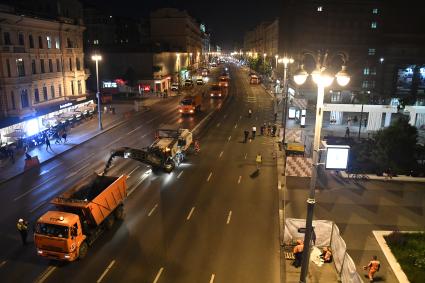 Москва. Работы по замене асфальта на Тверской улице.