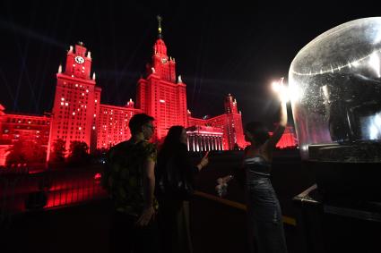 Москва. Главное здание МГУ во время акции `Лучи Победы`, посвященной 80-й годовщине начала Великой Отечественной войны.