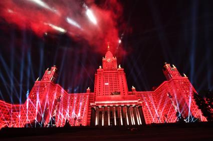 Москва. Главное здание МГУ во время акции `Лучи Победы`, посвященной 80-й годовщине начала Великой Отечественной войны.