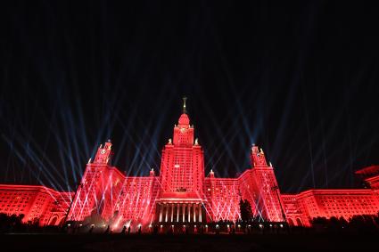 Москва. Главное здание МГУ во время акции `Лучи Победы`, посвященной 80-й годовщине начала Великой Отечественной войны.