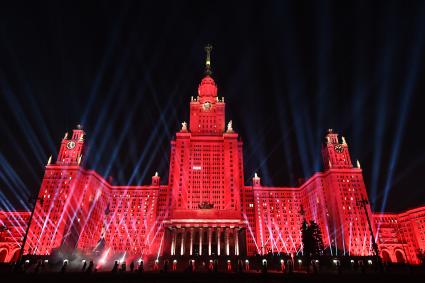 Москва. Главное здание МГУ во время акции `Лучи Победы`, посвященной 80-й годовщине начала Великой Отечественной войны.