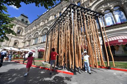 Москва. Инсталляция `Непроходимая чаща` Василисы Прокопчук и Евгения Брагина на выставке паблик-арта `Красный сад` у стен ГУМа на Красной площади.