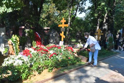 Москва. Могила режиссера и актера Владимира Меньшова на Новодевичьем кладбище.