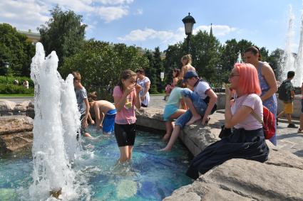 Москва. Дети купаются в фонтане на Манежной площади.