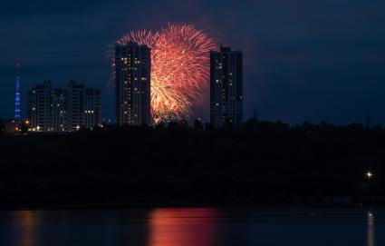 Пермь. Праздничный салют в честь Дня города и Дня России.