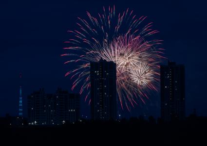 Пермь. Праздничный салют в честь Дня города и Дня России.