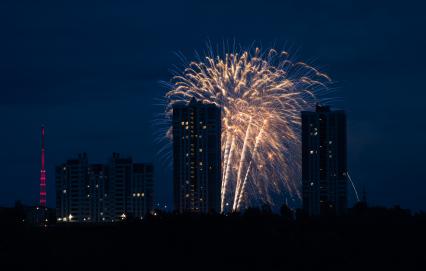 Пермь. Праздничный салют в честь Дня города и Дня России.