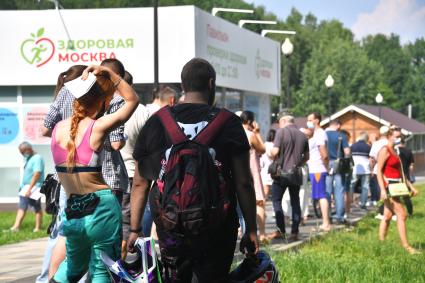 Москва. Очередь в павильон `Здоровая Москва` в парке `Тропарево`, где можно привиться вакциной `КовиВак` от COVID-19.