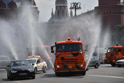 Москва. Поливомоечная машина во время аэрации асфальта на Тверской улице.