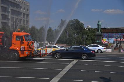 Москва. Поливомоечная машина во время аэрации асфальта на Тверской улице.