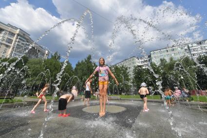 Москва. Дети играют в фонтане.