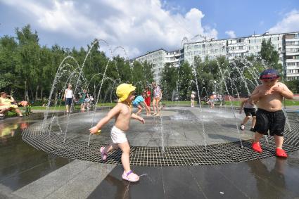 Москва. Дети играют в фонтане.