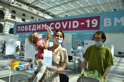 Москва. Женщина демонстрирует сертификат в пункте вакцинации от COVID-19 в Гостином дворе.