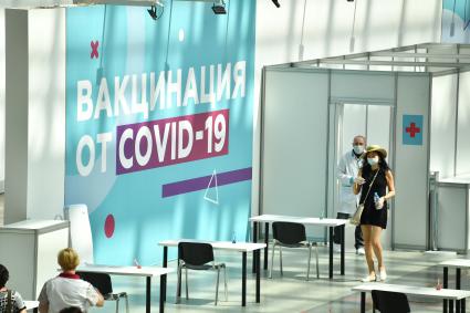 Москва. Пункт вакцинации от COVID-19 в Гостином дворе.