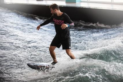 Москва. Молодой человек во время тренировки по серфингу в серфинг-центре `Surf Brothers Сколково` на территории бизнес-центра `Амальтея`.