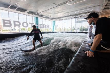 Москва. Молодой человек во время тренировки по серфингу в серфинг-центре `Surf Brothers Сколково` на территории бизнес-центра `Амальтея`.