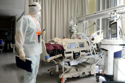 Санкт-Петербург. Медицинский сотрудник с пациентом в Мариинской больнице, где оказывают помощь пациентам с коронавирусной инфекцией COVID-19.