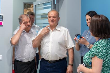 Москва. Председатель ЦК КПРФ Геннадий Зюганов и политический обозреватель КП Александр Гамов (слева) в редакции ИД `Комсомольская правда`.