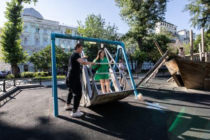 Москва. Качели для инвалидов на Тверском бульваре.