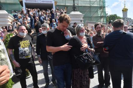 Москва. Вдова актера и музыканта Петра Мамонова Ольга и сын Иван (в центре) во время церемонии прощания с актером и музыкантом Петром Мамоновым на территории Донского монастыря.