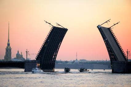 Санкт-Петербург. Репетиция Главного военно-морского парада в честь Дня Военно-морского флота России в акватории Невы.