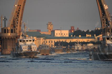 Санкт-Петербург. Репетиция Главного военно-морского парада в честь Дня Военно-морского флота России в акватории Невы.