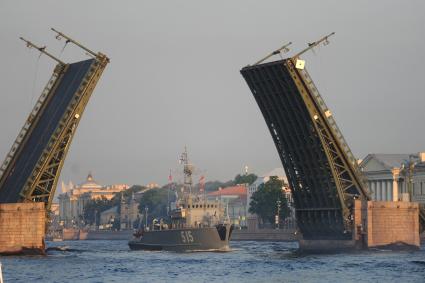 Санкт-Петербург. Базовый тральщик БТ-115 во время репетиции Главного военно-морского парада на рассвете в акватории Невы.