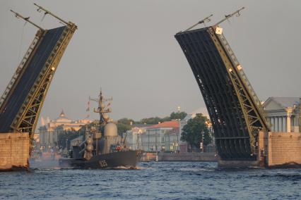 Санкт-Петербург. Большой ракетный катер `Димитровград` во время репетиции Главного военно-морского парада на рассвете в акватории Невы.