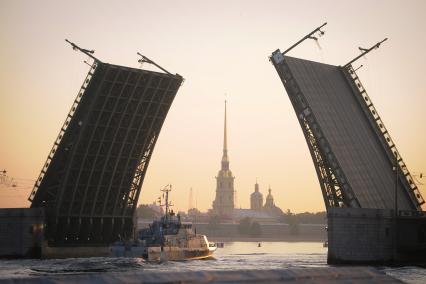 Санкт-Петербург. Репетиция Главного военно-морского парада в честь Дня Военно-морского флота России в акватории Невы.