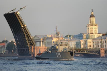 Санкт-Петербург. Базовый тральщик БТ-115 во время репетиции Главного военно-морского парада на рассвете в акватории Невы.