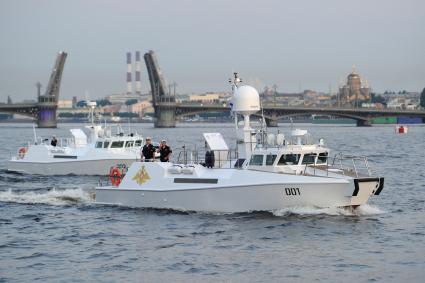 Санкт-Петербург. Во время подготовки к параду в честь Дня Военно-Морского Флота России в акватории Невы.