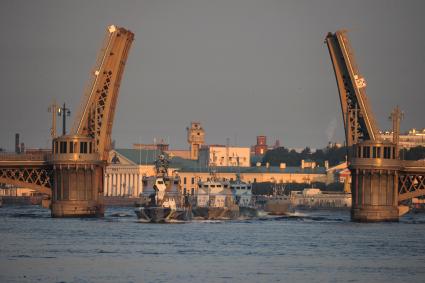 Санкт-Петербург. Репетиция Главного военно-морского парада в честь Дня Военно-морского флота России в акватории Невы.