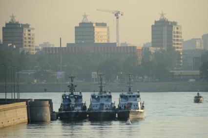 Санкт-Петербург. Военные корабли во время подготовки к параду в честь Дня Военно-Морского Флота России в акватории Невы.