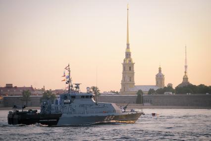 Санкт-Петербург. Противодиверсионный катер `Юнармеец Дагестана` во время репетиции Главного военно-морского парада в акватории Невы.