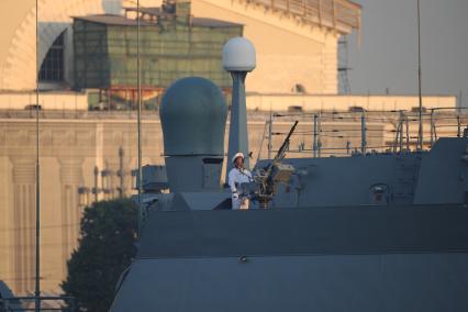 Санкт-Петербург. Военослужащий во время репетиции Главного военно-морского парада в акватории Невы.